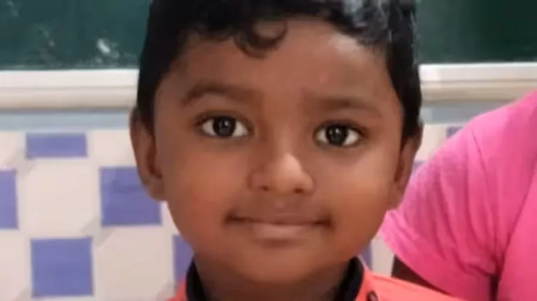 സ്കൂൾ വിട്ട് വീട്ടിലേക്ക് പോയ നാല് വയസുകാരൻ റോഡ് മുറിച്ചുകടക്കുമ്പോൾ കാറിടിച്ച് മരിച്ചു