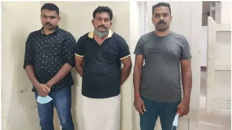 മുജീബാണോ, കാക്കിയിലെത്തിയവരുടെ ചോദ്യം; കൈ സ്റ്റിയറിംഗിൽ കൂട്ടി വിലങ്ങിട്ടു, തട്ടികൊണ്ട് പോകാൻ ശ്രമം, അറസ്റ്റ്