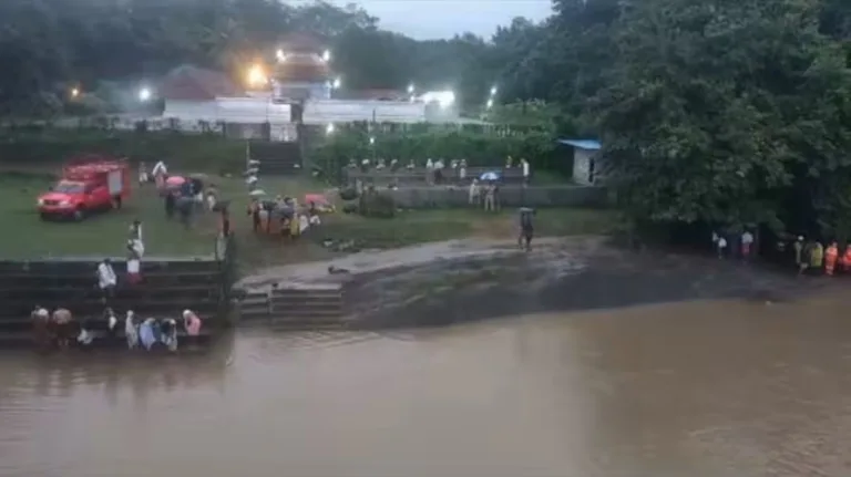 നിലമ്പൂരിൽ അഞ്ചംഗ കുടുംബം ഒഴുക്കിൽപ്പെട്ടു, രണ്ട് പേരെ കാണാതായി; തെരച്ചിൽ തുടരുന്നു