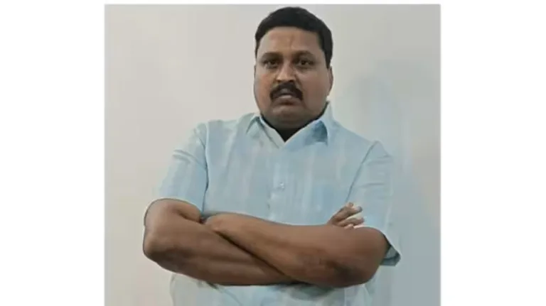 എടിഎമ്മുകളില്‍ പണമെടുക്കാന്‍ അറിയാത്തവര്‍ക്ക് സ്ഥിരം സഹായി, കാര്യമറിയുക പിറ്റേ ദിവസം മാത്രം; യുവാവ് പിടിയില്‍
