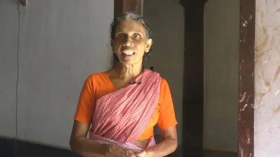 ‘ഇത് വാങ്ങ് ചേച്ചീ’, പിന്നാലെ യുവാവ് വെള്ളം ചോദിച്ചു; വീട്ടമ്മയുടെ മുഖത്ത് ദ്രാവകം ഒഴിച്ച് ബോധം കെടുത്തി മോഷണം