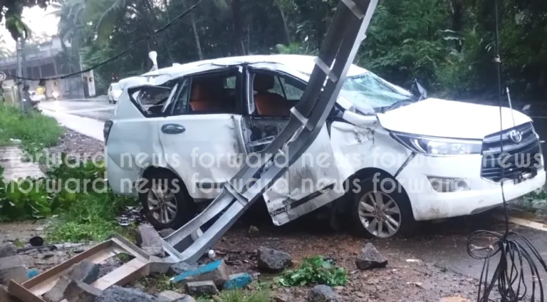 പാണക്കാട് ബഷീറലി ശിഹാബ് തങ്ങൾ സഞ്ചരിച്ച വാഹനം അപകടത്തിൽപ്പെട്ടു