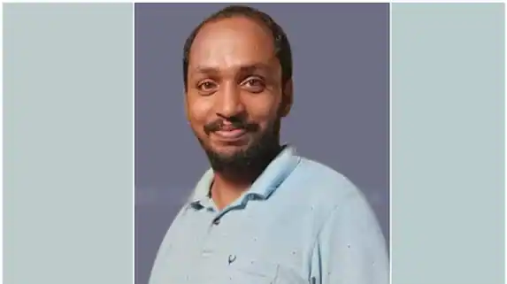 പരസ്യ ബോർഡ് സ്ഥാപിക്കുന്നതിനിടെ അപകടം; ബോര്‍ഡ് വൈദ്യുതി ലൈനിലേക്ക് വീണു, ഷോക്കേറ്റ് യുവാവിന് ദാരുണാന്ത്യം