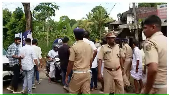 മണർകാട് യൂത്ത് കോൺ​ഗ്രസ് -ഡിവൈഎഫ്ഐ സംഘർഷം; പൊലീസ് ലാത്തി വീശി