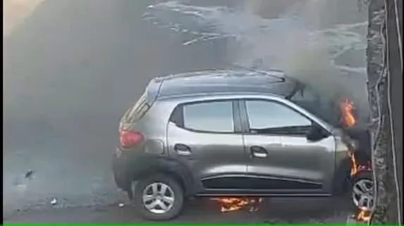 കോഴിക്കോട് തീപിടിച്ചശേഷം കാര്‍ റോഡിലേക്ക് നീങ്ങി, അപകടമൊഴിവായത് തലനാരിഴയ്ക്ക്