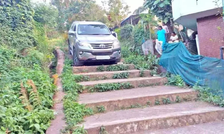 ഗൂഗിൾ മാപ്പ് നോക്കി വന്ന കാർ വഴിതെറ്റി പടിക്കെട്ടിലൂടെ ഇറക്കി