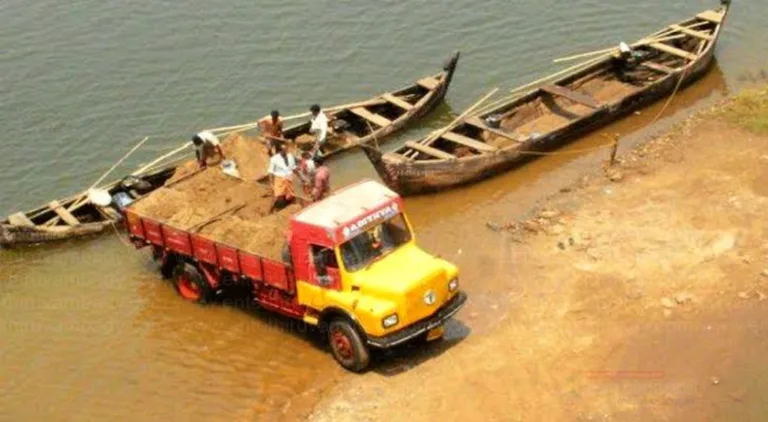 നിരോധനം നീങ്ങുന്നു; കേരളത്തിൽ നദികളിൽ നിന്ന് മണൽ വാരാൻ അനുമതി