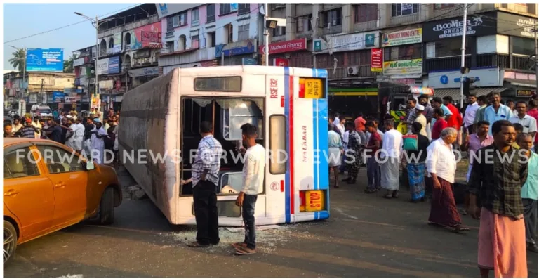 കൊണ്ടോട്ടിയിൽ കെഎസ്ആർടിസി ബസ് മറിഞ്ഞ് യാത്രക്കാർക്ക് പരിക്ക്- വീഡിയോ