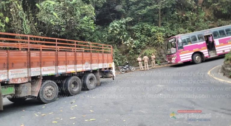 താമരശ്ശേരി ചുരത്തിൽ  ഗതാഗത തടസ്സം നേരിടുന്നു