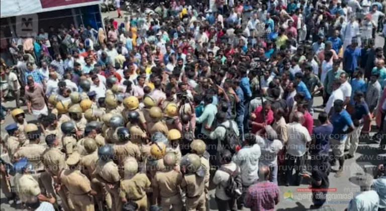 ‘എംഎൽഎ മാർക്ക് നേരെ കസേരയും കുപ്പിയും വലിച്ചെറിഞ്ഞ് പ്രതിഷേധക്കാർ’: പുൽപ്പള്ളിയിൽ ലാത്തിച്ചാർജ്