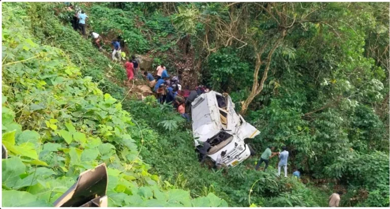 വിനോദസഞ്ചാരികൾ സഞ്ചരിച്ച ട്രാവലർ മറിഞ്ഞു; ഒരു വയസുള്ള കുട്ടിയടക്കം മൂന്ന് പേര്‍ മരിച്ചു