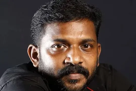 ബൈക്കുകൾ കൂട്ടിയിടിച്ച് ബസിനടിയിലേക്കു തെറിച്ചുവീണ യുവാവ് മരിച്ചു