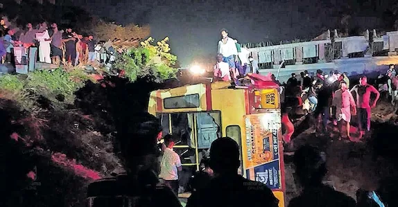 കെഎസ്ആർടിസി ബസ് പാടത്തേക്ക് മറിഞ്ഞു; അപകടം രാത്രി 11ന്, ഒട്ടേറെ പേർക്ക് പരുക്ക്