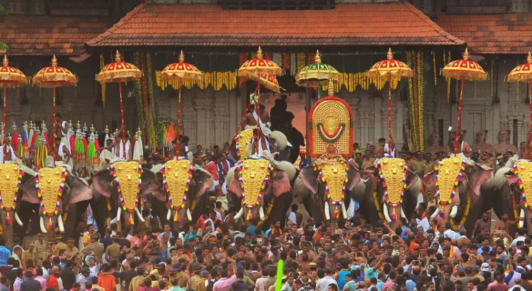 പൂര ലഹരിയില്‍ തൃശൂര്‍ നഗരം; ആഘോഷത്തിമര്‍പ്പില്‍ നാടും നഗരവും