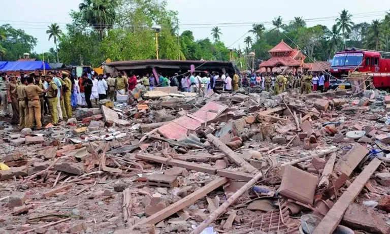 പുറ്റിങ്ങൽ വെടിക്കെട്ട് ദുരന്തക്കേസ് വിചാരണാ നടപടികളിലേക്ക്; പ്രതികൾ ഹാജരാവണം