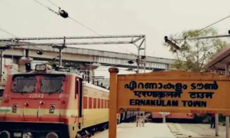 എറണാകുളത്ത് വൈദ്യുതി തകരാര്‍: ട്രെയിൻ ഗതാഗതം തടസ്സപ്പെട്ടു, 2 മണിക്കൂറിലധികമായി യാത്രക്കാര്‍ ദുരിതത്തിൽ