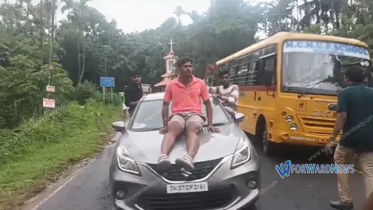വിൻഡോയിലും, ബോണറ്റിലും ഇരുന്ന് വിനോദയാത്ര; കുറ്റ്യാടി ചുരത്തിൽ കാറിൽ അഭ്യാസപ്രകടനം