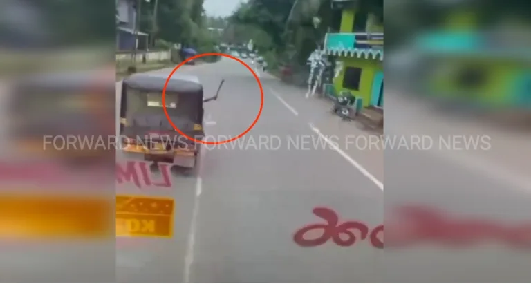 സൈഡ് നല്‍കിയില്ല; സ്വകാര്യ ബസിന് മുന്നിൽ വടിവാൾ വീശി ഓട്ടോ ഡ്രൈവർ