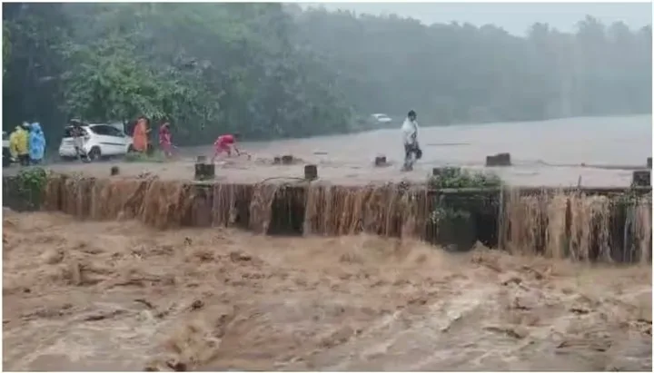 കനത്ത മഴ, മലപ്പുറം കരുവാരക്കുണ്ടിൽ വൻ മലവെള്ളപ്പാച്ചിൽ, പുഴകൾ കരകവിഞ്ഞ് ഒഴുകുന്നു