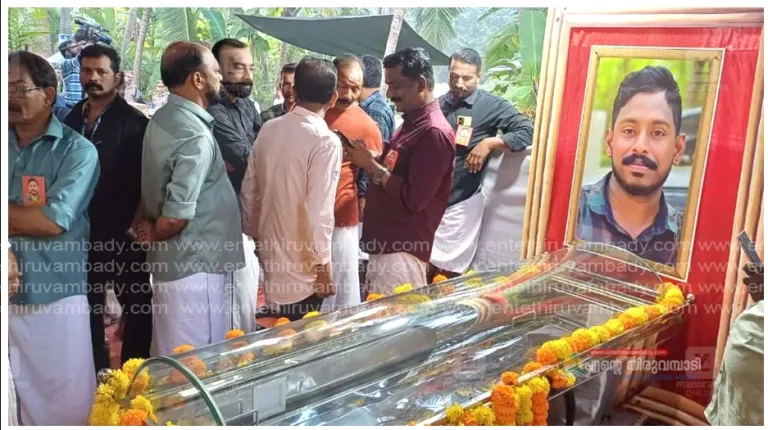 അർജുന്റെ ചേതനയറ്റ ശരീരം ഏറ്റുവാങ്ങി കേരളം, വഴിനീളെ അന്ത്യാഞ്ജലിയർപ്പിച്ച് ജനം
