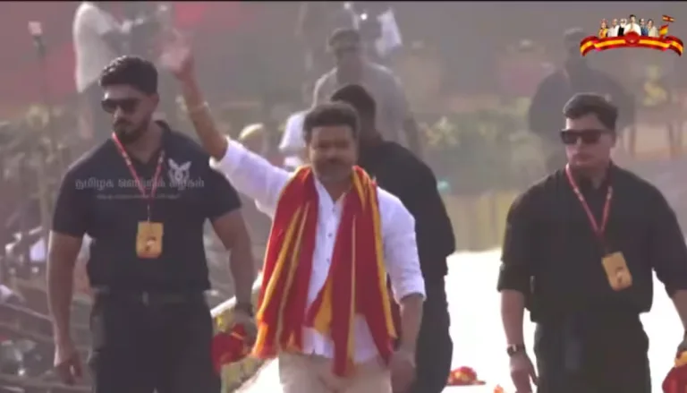 മാസ് എൻട്രയുമായി വിജയ്, റാംപിലൂടെ നടന്ന് പ്രവർത്തകരെ അഭിവാദ്യം ചെയ്‌തു