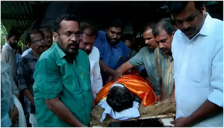 നവീന്‍റെ മൃതദേഹം ചിതയിലേക്കെടുത്തത് മന്ത്രിയും എംഎൽഎയും, അവസാന നോക്കിനായി ജനസാഗരം; കണ്ണീരോടെ യാത്രയപ്പ്