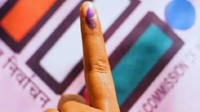 ഡിസംബർ 10ന് നടക്കുന്ന തദ്ദേശ ഉപതെരഞ്ഞെടുപ്പ്: മഷി പുരട്ടുക, വോട്ടറുടെ ഇടതു നടുവിരലിൽ