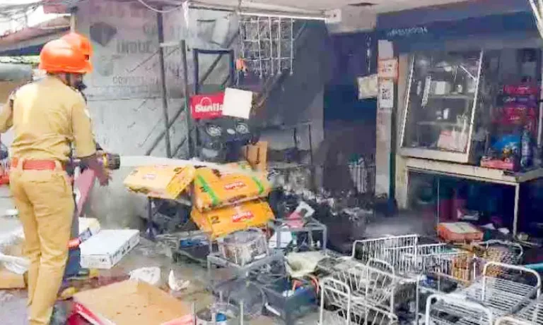 പാചകവാതക സിലിണ്ടർ പൊട്ടിത്തെറിച്ച് മൂന്നുപേർക്ക് പരിക്ക്