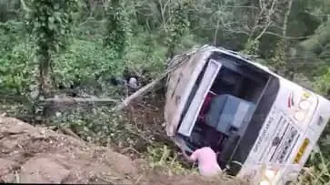 ഇടുക്കിയിൽ കെ എസ് ആർ ടി സി ബസ് കൊക്കയിലേക്ക് മറിഞ്ഞ് അപകടം:മൂന്നുപേർ മരിച്ചു