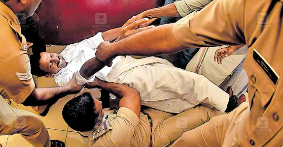 മെഡിക്കൽ കോളജിലെ മരുന്ന് ക്ഷാമം: പ്രതിഷേധം തുടരുന്നു;