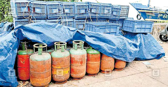 സുരക്ഷിതമല്ലാതെ ഗ്യാസ് സിലിണ്ടറുകൾ; ജെട്ടിയിൽ അപകടസാധ്യത