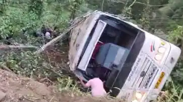 പുല്ലുപാറ ബസപകടം: വിനോദയാത്രാ സംഘത്തിലെ മൂന്ന് പേർ മരിച്ചു, ബസിലുണ്ടായിരുന്നത് 37 പേർ; പരുക്കേറ്റവർ ചികിത്സയിൽ