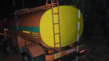 പുത്തനങ്ങാടിയിൽ ലോറിയിട്ട് ഓടി, വളഞ്ഞിട്ട് പിടിച്ച് നഗരസഭക്കാർ