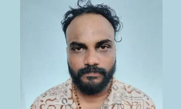 തീപ്പെട്ടിക്കൂടിൽ ഒളിപ്പിച്ച് ഫോട്ടോ വാട്സ്ആപ് വഴി അയച്ചു ലഹരി കൈമാറ്റം