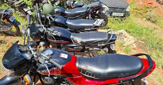 ബൈക്ക് മോഷ്ടിച്ച്  വ്യാജ നമ്പർ പ്ലേറ്റിൽ കറക്കം: അഞ്ച് സ്കൂൾ വിദ്യാർഥികൾ പിടിയിൽ