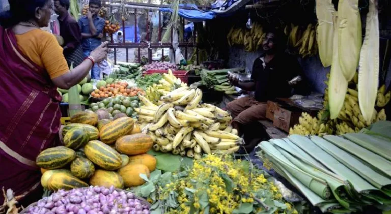 വിപണി ഉണർന്നു; വിഷുവിനെ വരവേൽക്കാനൊരുങ്ങി നാടും നഗരവും