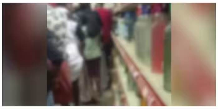 ബെവ്കോ ഔ‍ട്ട്ലെറ്റിൽ പെൺകുട്ടിയെ വരിനിർത്തിയത് അച്ഛനെന്ന് സ്ഥിരീകരിച്ചു; ഹാജരാകാൻ നിര്‍ദേശിച്ചതായി പൊലീസ്
