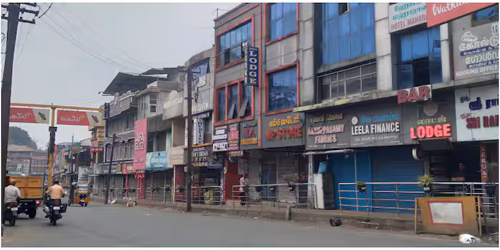 ഊട്ടിയിൽ വൻ പ്രതിഷേധം, ഇ-പാസ് വേണ്ടെന്ന് വ്യാപാരികൾ; നീലഗിരിയില്‍ കടയടപ്പ് സമരം