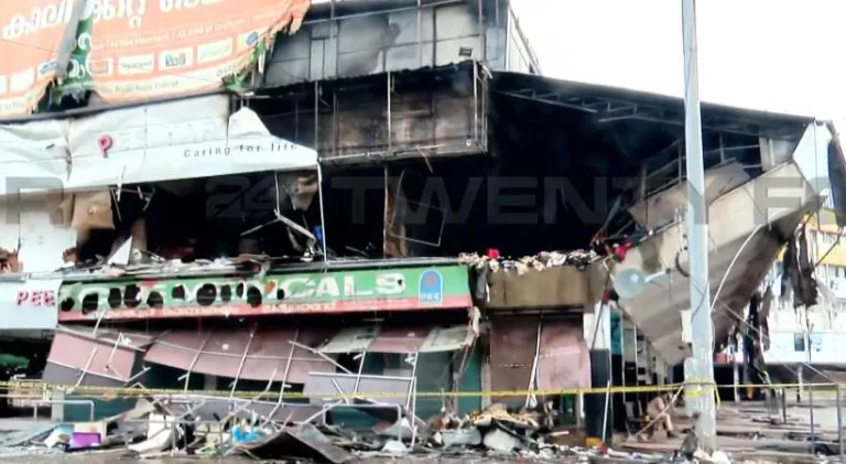 കോഴിക്കോട് തീപിടുത്തം; ജില്ലാ കളക്ടറോട് റിപ്പോർട്ട് തേടി ചീഫ് സെക്രട്ടറി