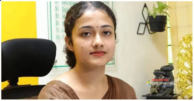 നഷ്ടപ്പെട്ടത് വലതുകൈ, ഇടംകൈയിൽ സ്വപ്നം മുറുക്കിപ്പിടിച്ചു; പാർവതി എറണാകുളം അസിസ്റ്റന്‍റ് കളക്ടറായി ചുമതലയേറ്റു