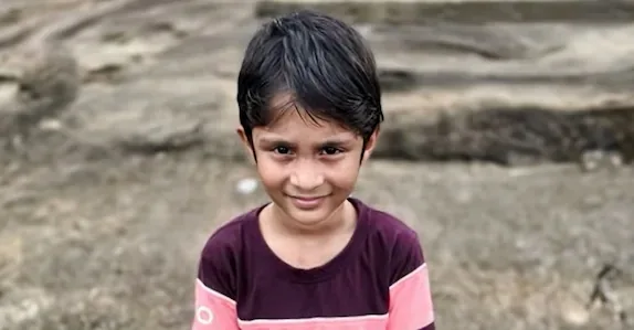 വീടിനു മുന്നിൽ സ്കൂൾ ബസിൽ വന്നിറങ്ങിയ കുട്ടിയെ മറ്റൊരു ബസ് ഇടിച്ചു; അമ്മ നോക്കിനിൽക്കെ ആറു വയസ്സുകാരന് ദാരുണാന്ത്യം
