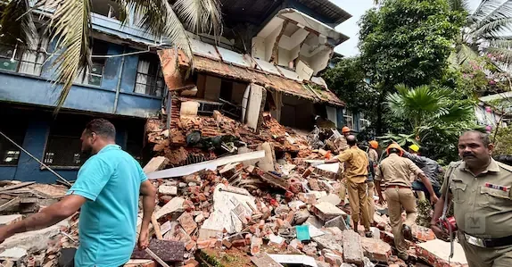 കോട്ടയം മെഡിക്കൽ കോളജിലെ കെട്ടിടം തകർന്നു; ഒരു സ്ത്രീ മരിച്ചു