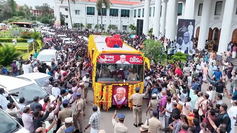 റെഡ് സല്യൂട്ട്: തലസ്ഥാനത്തുനിന്ന് വിഎസ്സിന് തിരിച്ചുവരവില്ലാത്ത മടക്കം, ഇനി വിപ്ലവ മണ്ണിലേക്ക്