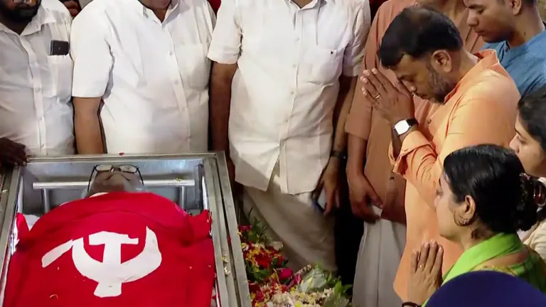 ‘അച്ഛനെ നെഞ്ചേറ്റിയ ജനസഹസ്രങ്ങളോട്, ഡോക്ട‍ര്‍മാരോട്, പാർട്ടിയോട്…’; നന്ദി പറഞ്ഞ് വിഎസിൻ്റെ മകൻ വിഎ അരുൺകുമാര്‍