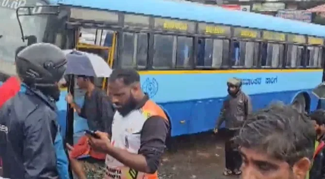 തലപ്പാടിയില്‍ കര്‍ണാടക ആര്‍ടിസി ബസ് കാത്തിരിപ്പ് കേന്ദ്രത്തിലേക്ക് ഇടിച്ചുകയറി; നാലുപേര്‍ മരിച്ചു