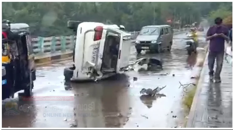ഊർക്കടവ് പാലത്തിൽ കാർ മറിഞ്ഞ് അപകടം