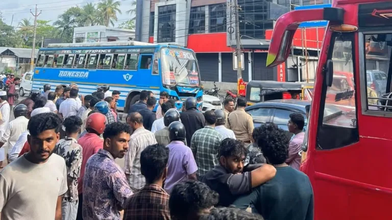ബസ്സുകളുടെ അമിതവേ​ഗതയുടെ ഭീതിയിൽ നാട്ടുകാർ, അപകടത്തിന് ശേഷം ജീവനക്കാർ ഇറങ്ങിയോടി