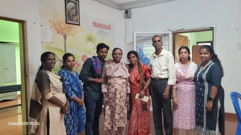 മരിച്ചെന്ന് കരുതിയ അമ്മയെ ഒമ്പത് വര്‍ഷത്തിന് ശേഷം തിരിച്ചുകിട്ടി; ആശാ ഭവനില്‍നിന്ന് ഗീതയുടെ കൈപിടിച്ച് മക്കളുടെ മടക്കം