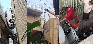 ഗതാഗതം നിരോധിച്ചതായുള്ള മുന്നറിയിപ്പ് അവഗണിച്ചു ; അടിപ്പാതയുടെ മുകളില്‍ നിന്ന് കാര്‍ കുത്തനെ താഴേക്ക് വീണു