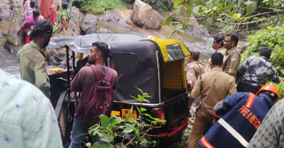 റോഡിൽ പാമ്പിനെ കണ്ട് ഓട്ടോ വെട്ടിച്ചു, 50 അടി താഴെയുള്ള തോട്ടിലേക്ക് മറിഞ്ഞ് അപകടം; മൂന്നാം ക്ലാസുകാരിക്ക് ദാരുണാന്ത്യം